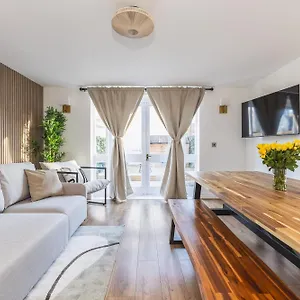 Arte Stays: Spacious Garden House In Stratford With Free Parking London